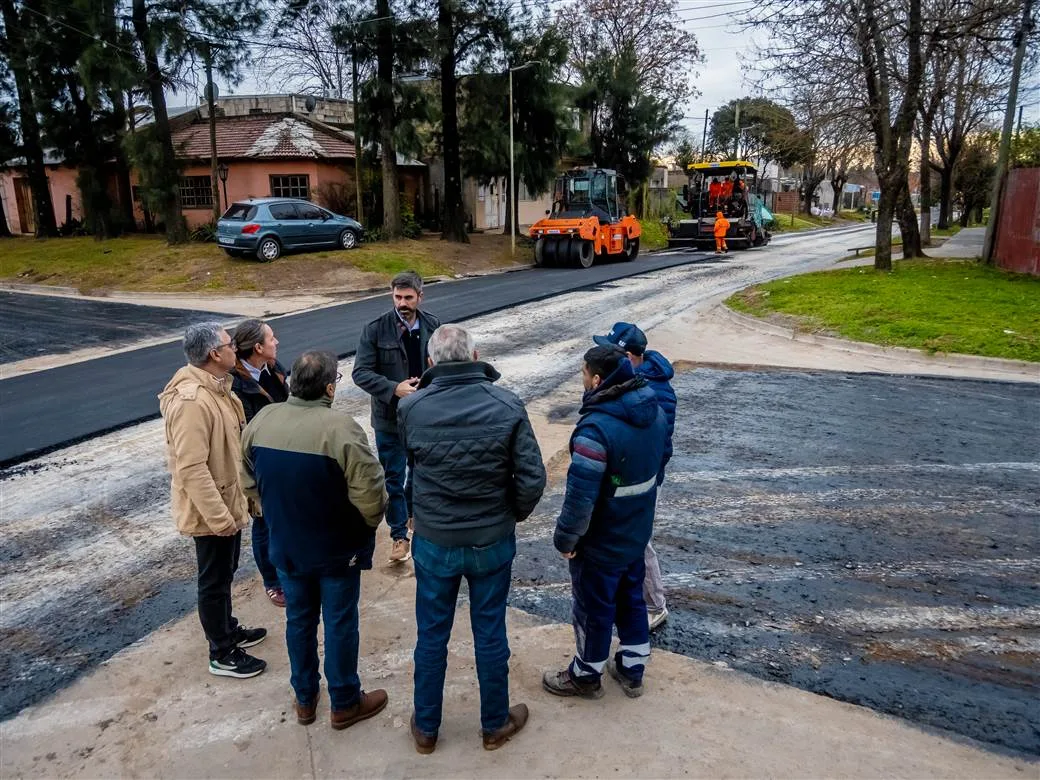 Ya son 35 los barrios a los que el Municipio llegó con asfalto y cordón cuneta