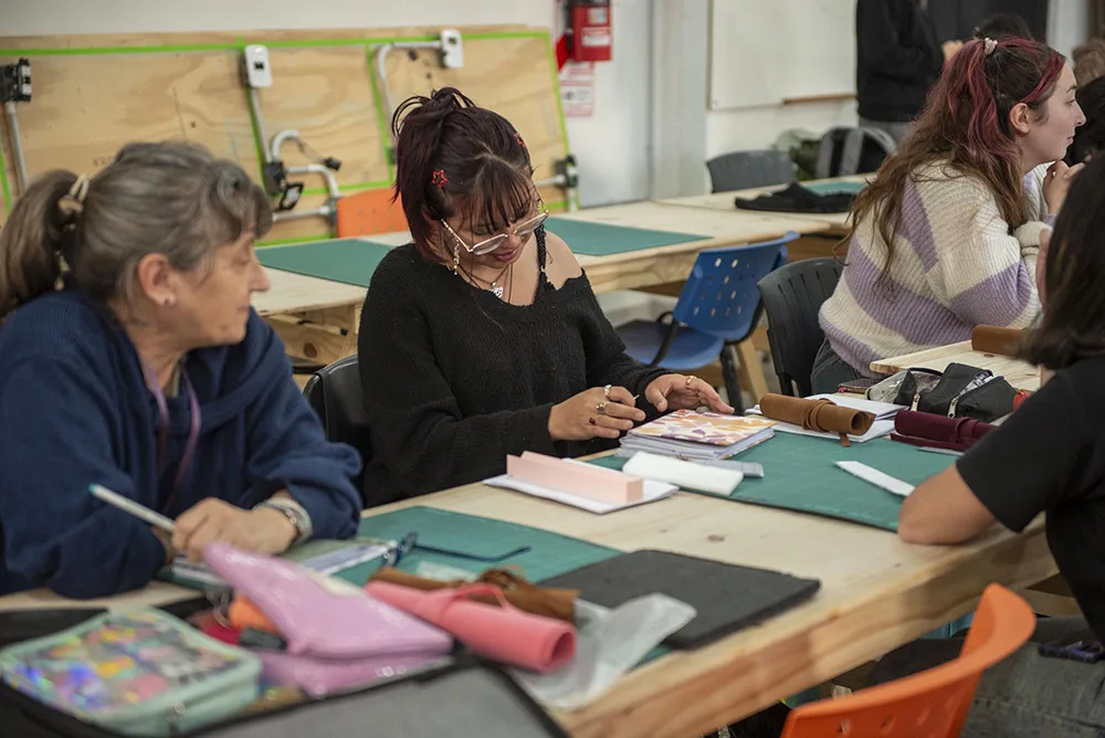 Aprendé encuadernación artesanal en el Centro Municipal de Oficios