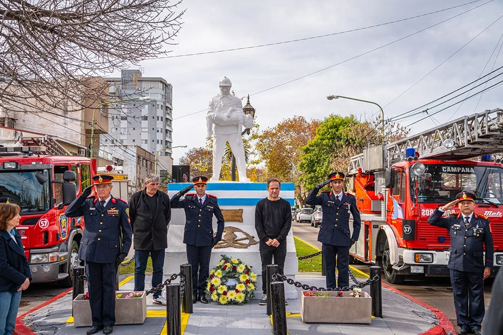 Campana presentó dos nuevos camiones para Bomberos Voluntarios