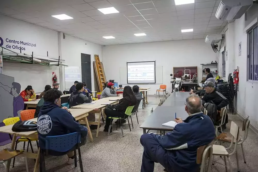Capacitación gratuita en reparación de celulares para vecinos