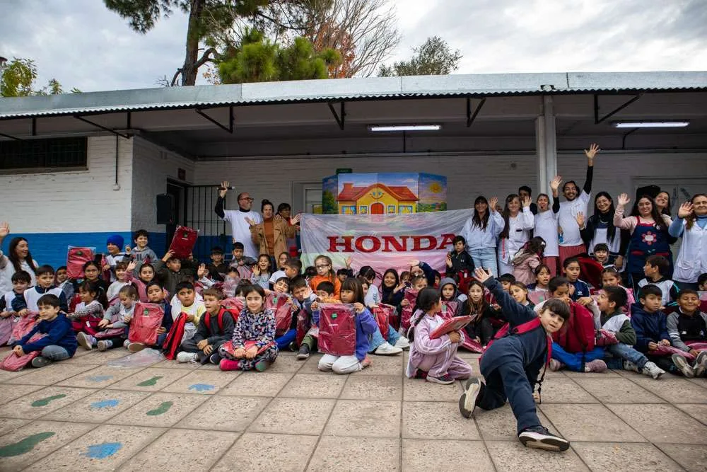 Entregaron 300 mochilas a escuelas primarias de la ciudad
