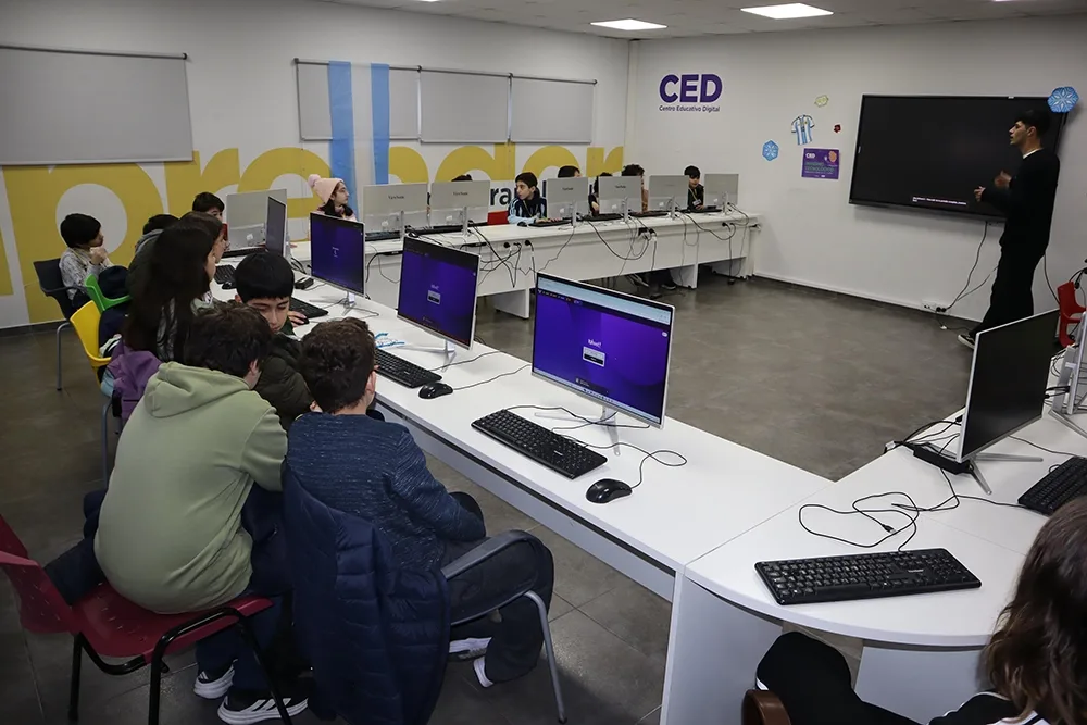 Niños disfrutan de talleres tecnológicos en las vacaciones de invierno