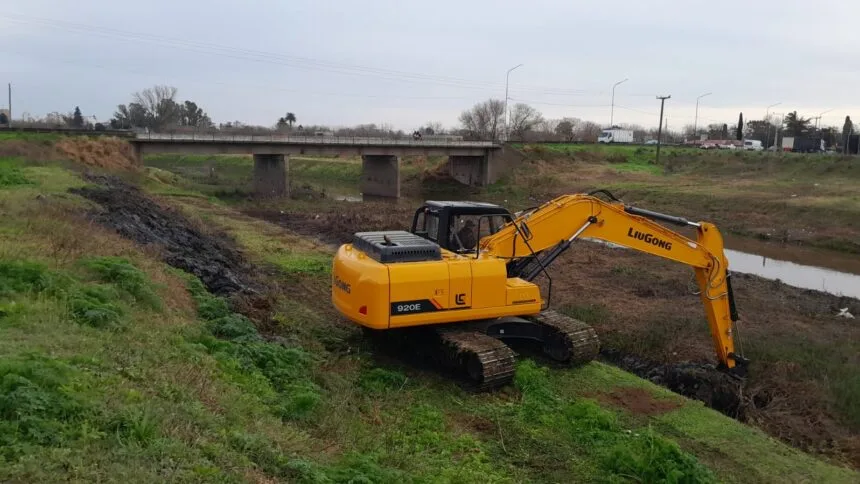 Limpieza del Arroyo Pergamino mejora el escurrimiento de aguas