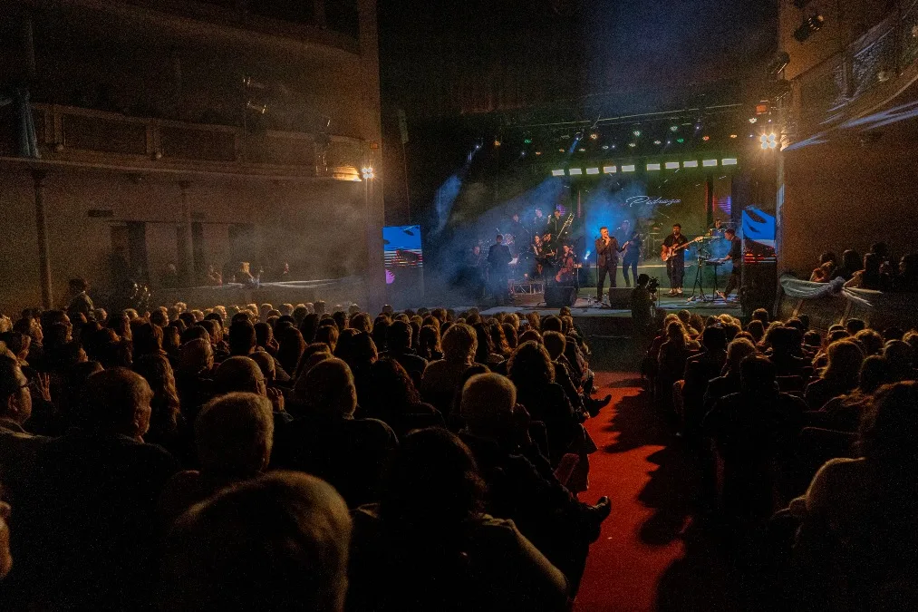 Celebración por el 210.º aniversario de la Independencia en el Teatro