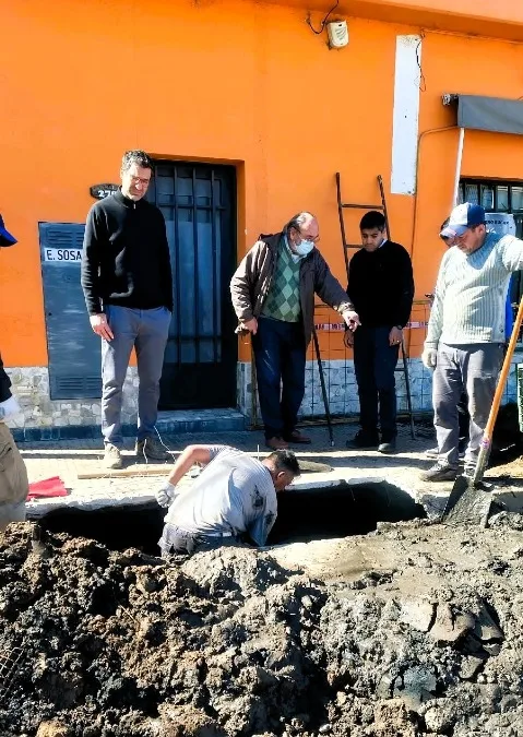 Renovaron cañerías en calle Sarmiento para mejorar el servicio
