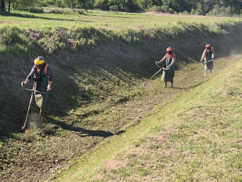 Avanza la limpieza de canales pluviales en Villa María