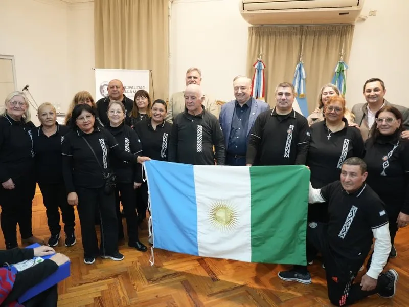Entregan banderas de Villa María a 30 instituciones locales