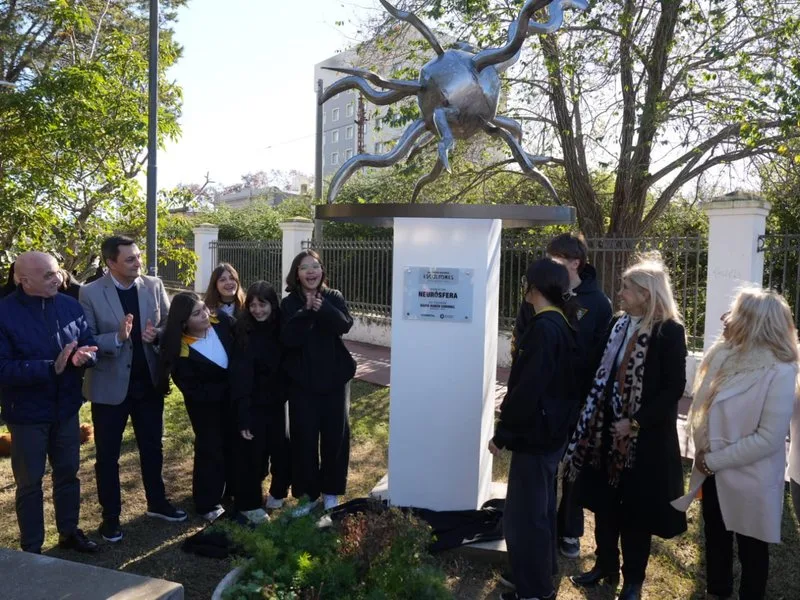 Inauguran escultura 'Neurósfera' en homenaje a la educación y el arte