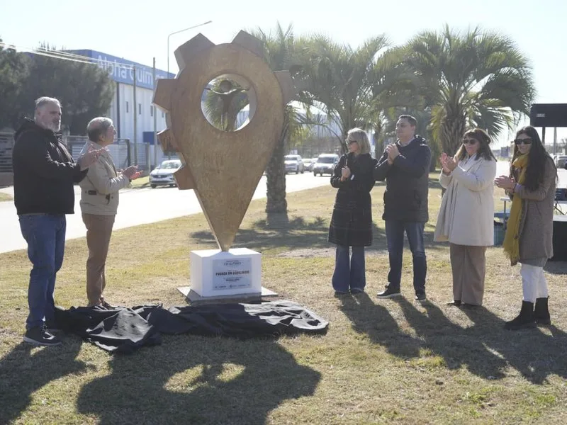 Inauguraron escultura 'Fuerza en Equilibrio' en el Parque Industrial