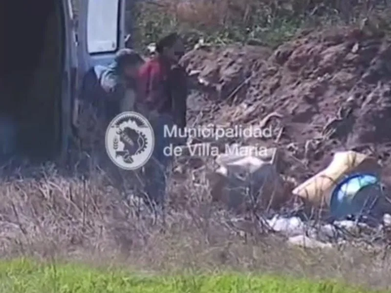 Infraccionaron a vehículo por arrojar basura en Villa María
