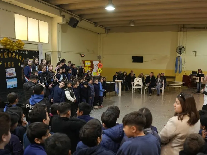 La Escuela Agustín Álvarez celebró 155 años con nuevos calefactores