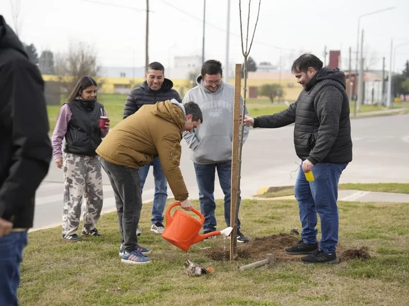 Plantación de 30 fresnos rojos en Villa María por el Día del Árbol