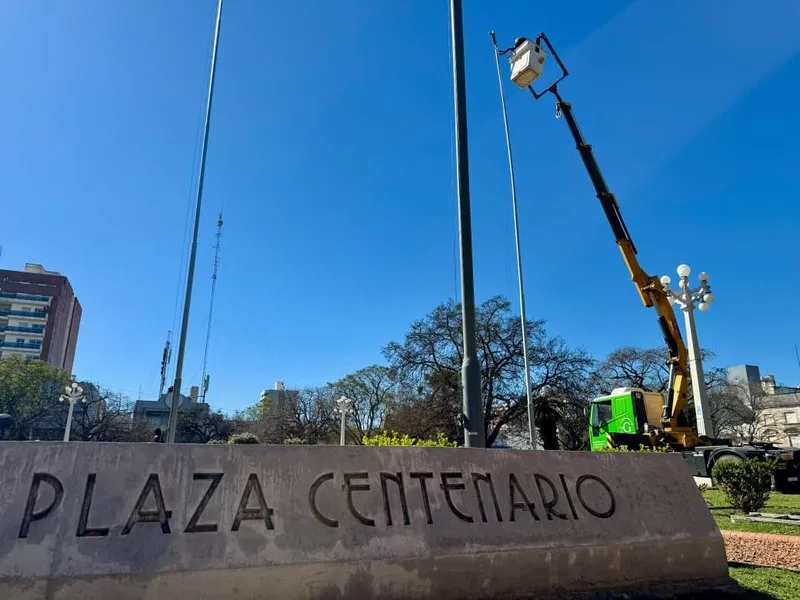 Reparación de mástiles en Plaza Centenario tras fuertes vientos