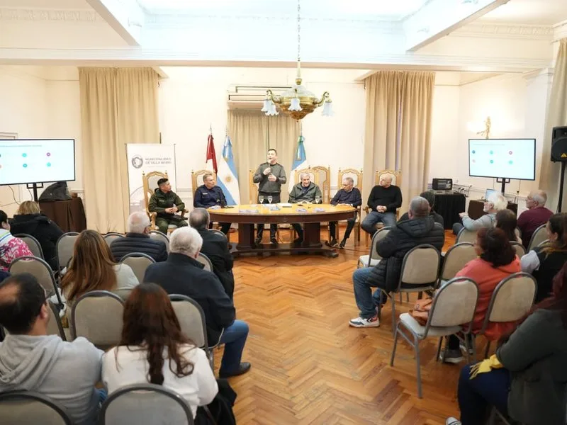 Reunión comunitaria en Villa María ante el fenómeno de El Niño