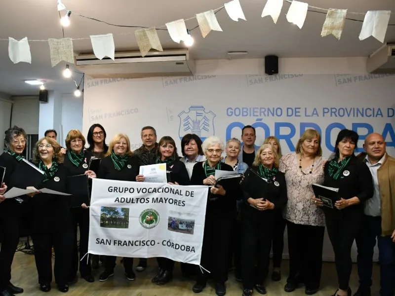Adultos mayores brillaron en el concurso Grandes Talentos en San Francisco