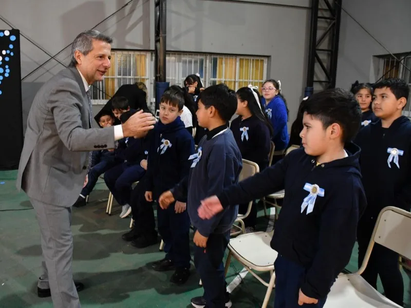Alumnos de 4to grado de la escuela Hipólito Bouchard renovaron su compromiso con los valores patrios al prometer lealtad a la Bandera