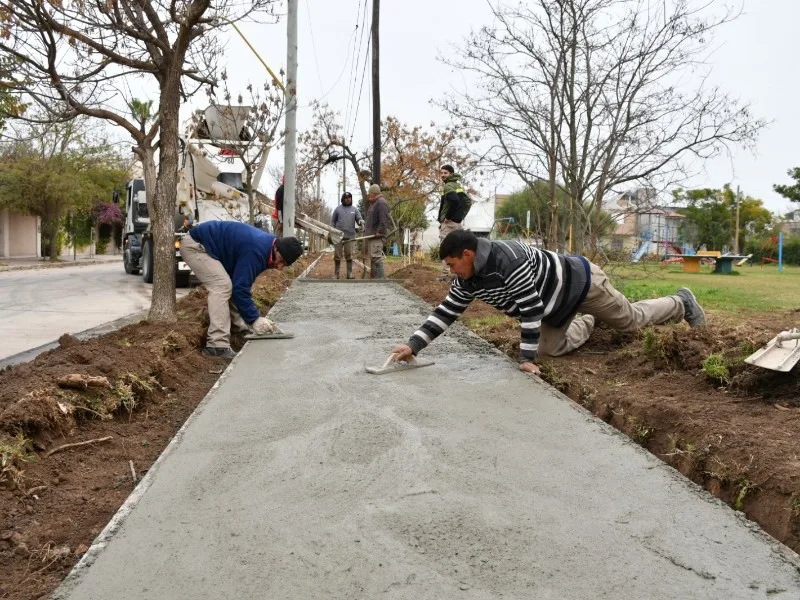 Bernarte supervisó la etapa final de las obras en Plaza del Encuentro y destacó el plan de renovación de veredas en los espacios verdes de la ciudad