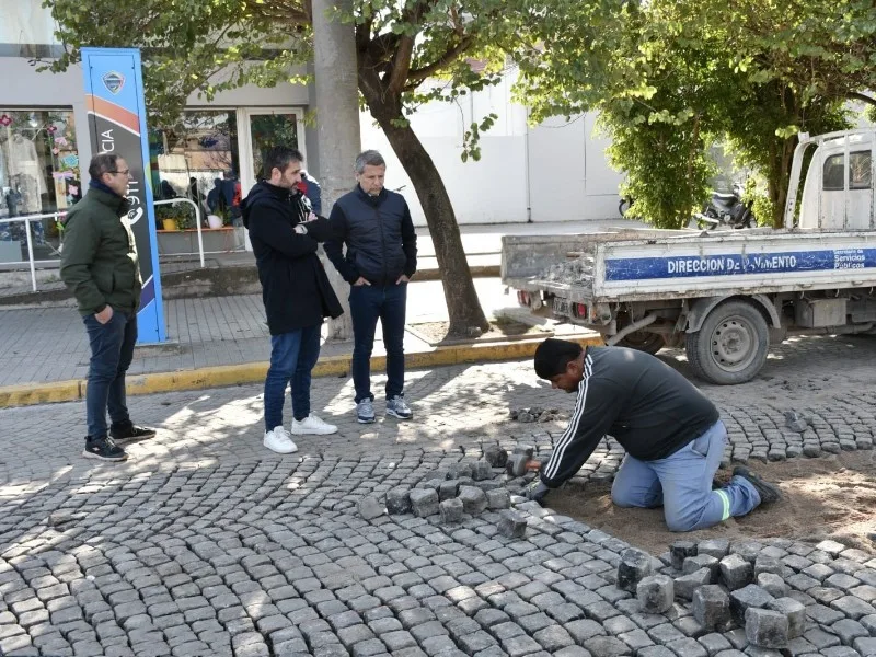 Continúan las obras de adoquinado en bulevar 9 de Julio