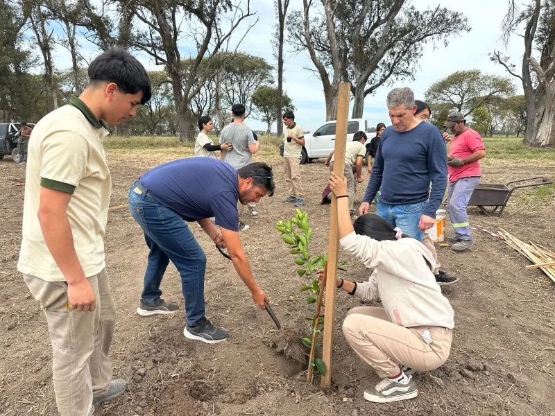 Estudiantes del IPEA N° 222 plantaron 100 cítricos en el Vivero Municipal