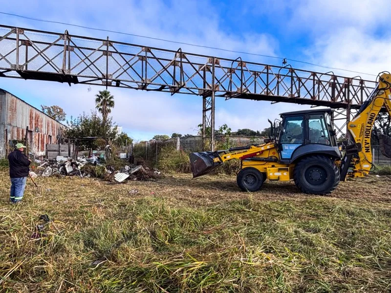 Limpieza y mantenimiento en el predio del Ferrocarril Belgrano