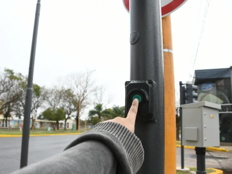 Nuevo semáforo peatonal mejora seguridad en Av. Cervantes