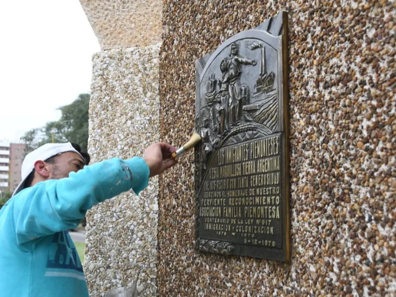 Restauración de esculturas en Plaza Vélez Sarsfield en San Francisco
