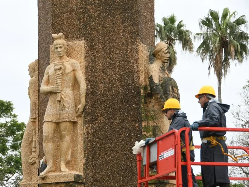 Restauración de monumentos en Plaza Vélez Sarsfield en marcha