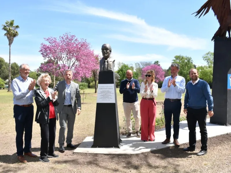 San Francisco inauguró la escultura 'Cóndor' en homenaje a Scarafía