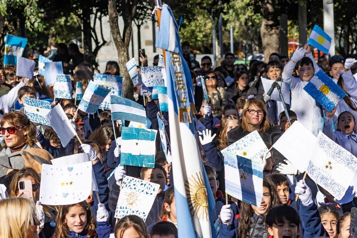 Alumnos de 4º grado prometieron lealtad a la bandera en el desfile