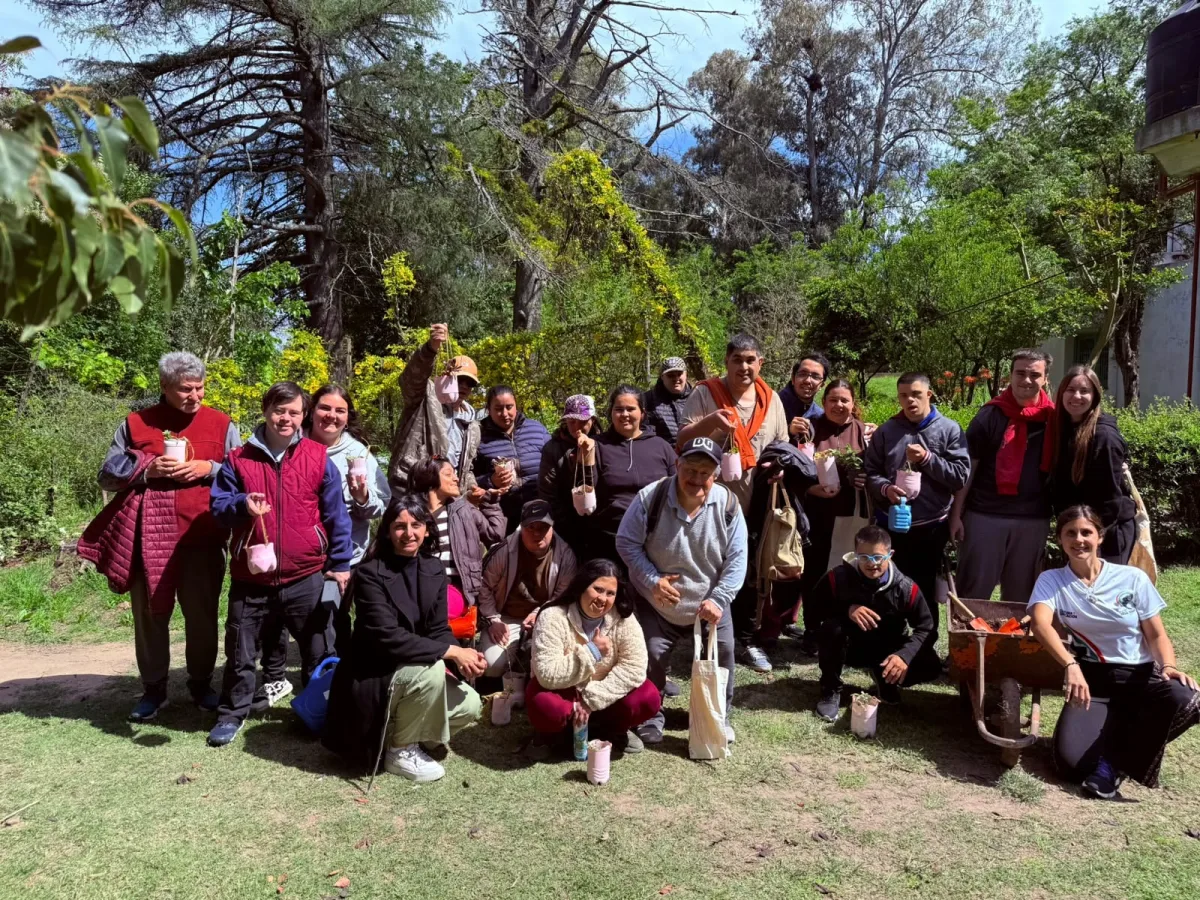 Alumnos de talleres adaptados sorprenden con macetas artesanales