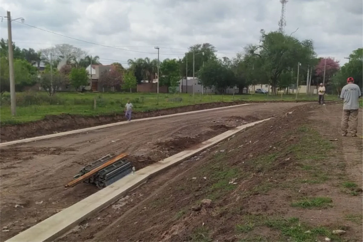Avanza la obra de cordón cuneta en la Costanera Oeste