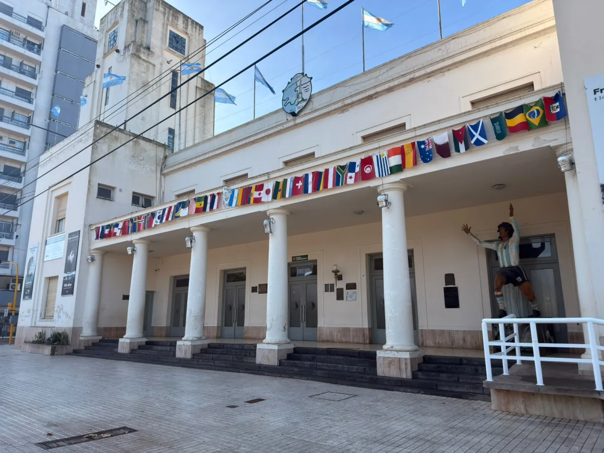 Banderas del Mundial adornan el Palacio Municipal de Bell Ville