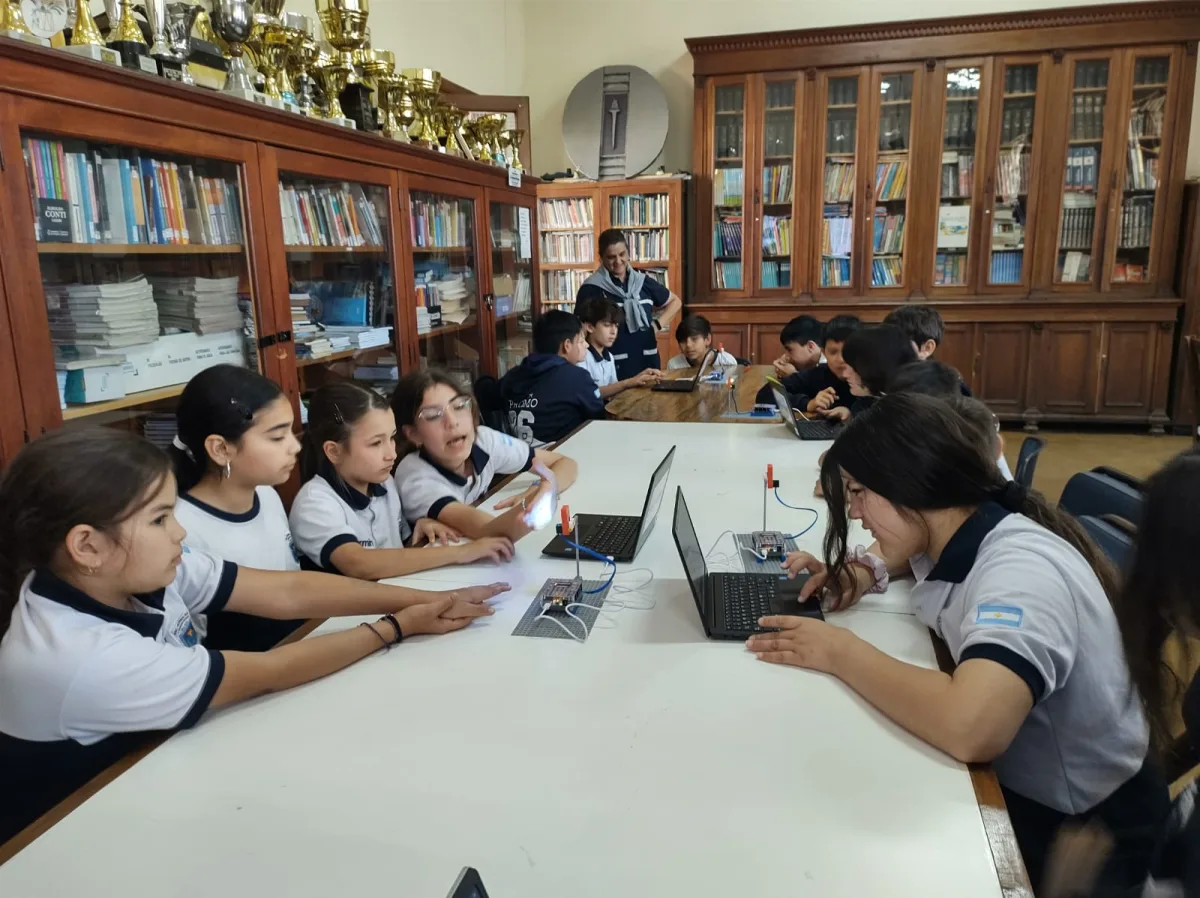 Clases de robótica iniciaron en escuelas de la ciudad