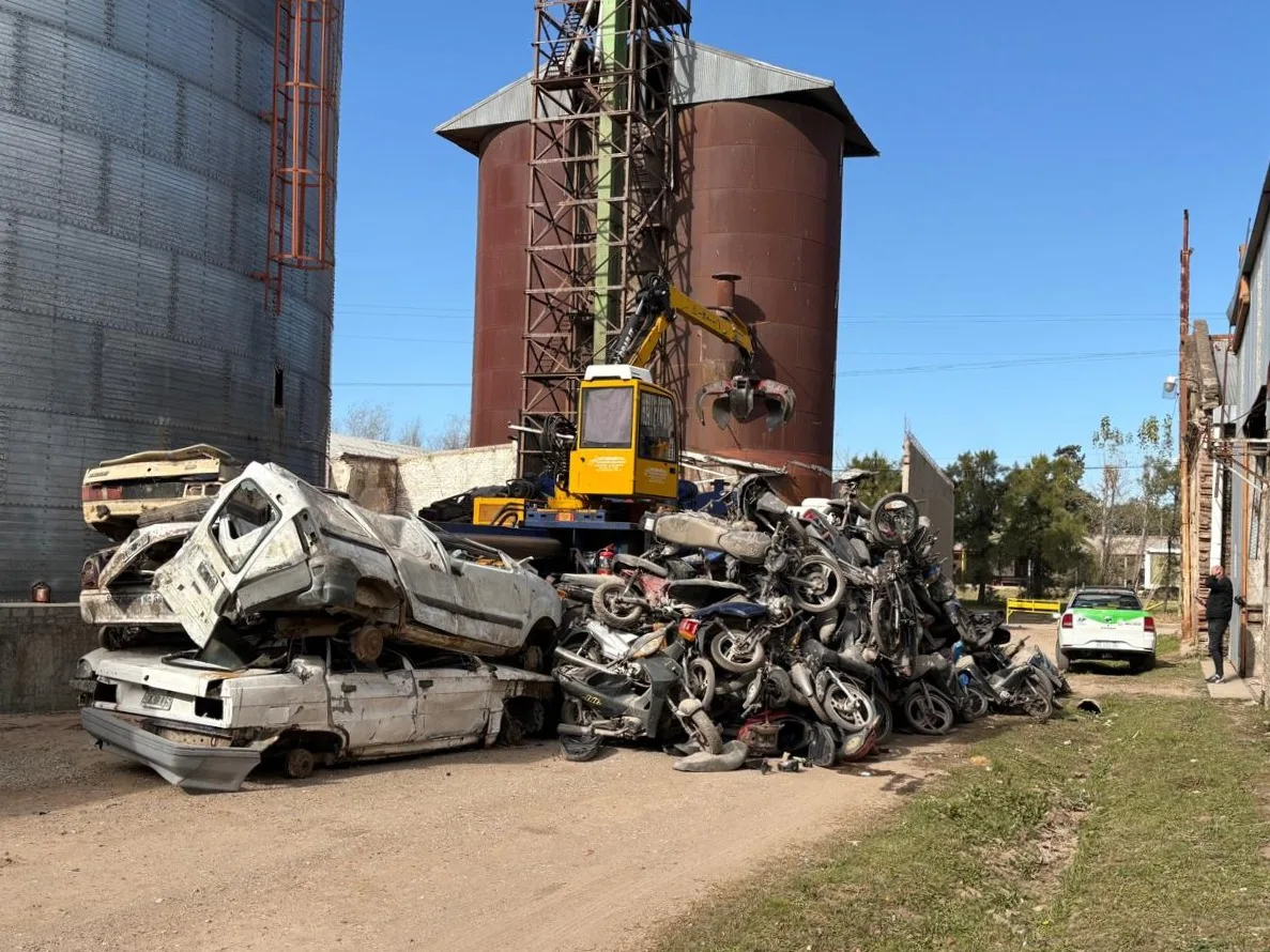 Compactación de autos abandonados: fondos para la Casa del Niño