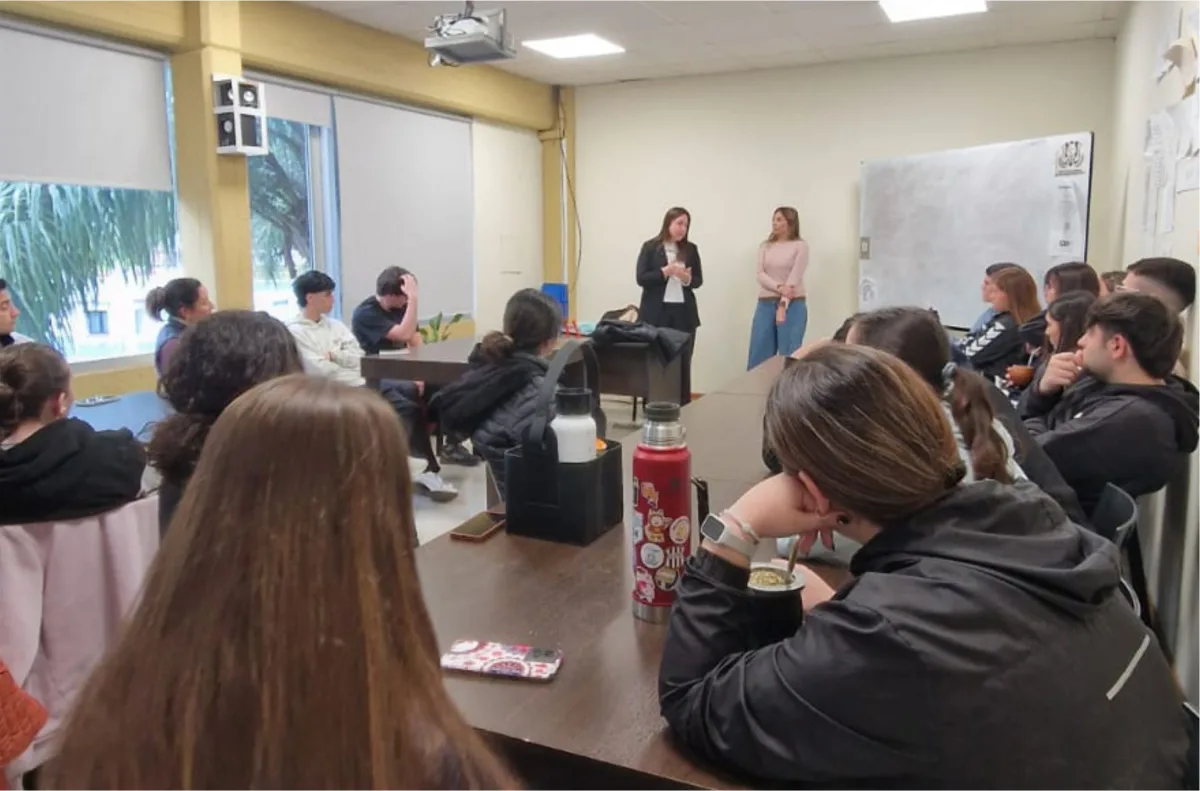Conferencias en escuelas sobre empleo y formación laboral