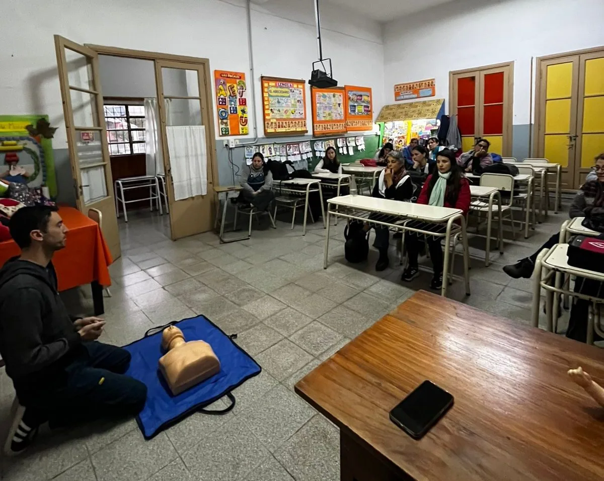 Docentes de la escuela Hilario Ascasubi recibieron capacitación en RCP