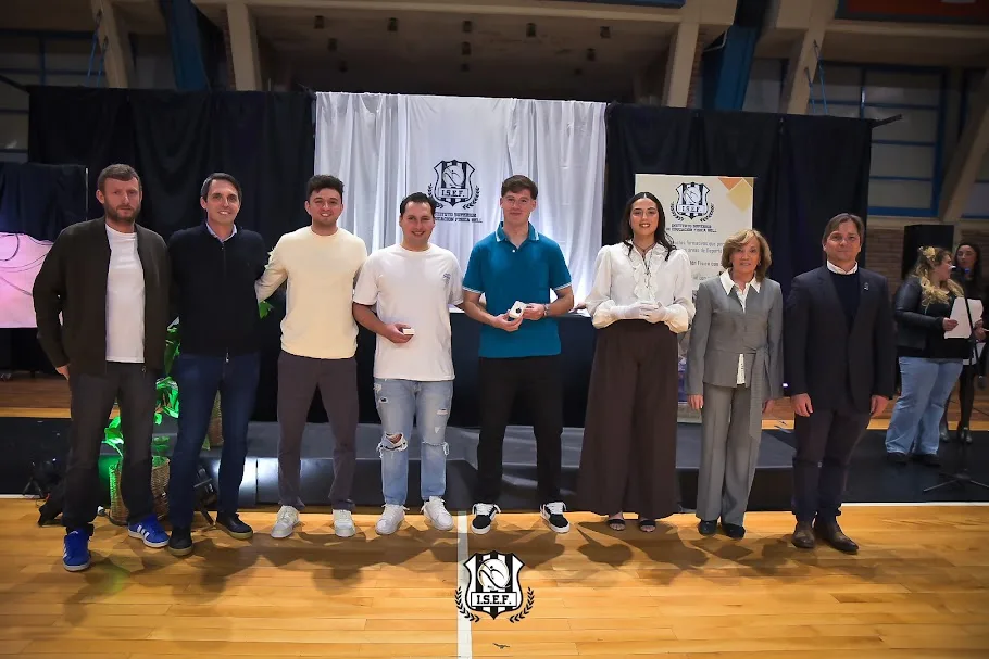 Egresados del ISEF recibieron diplomas en un acto emotivo