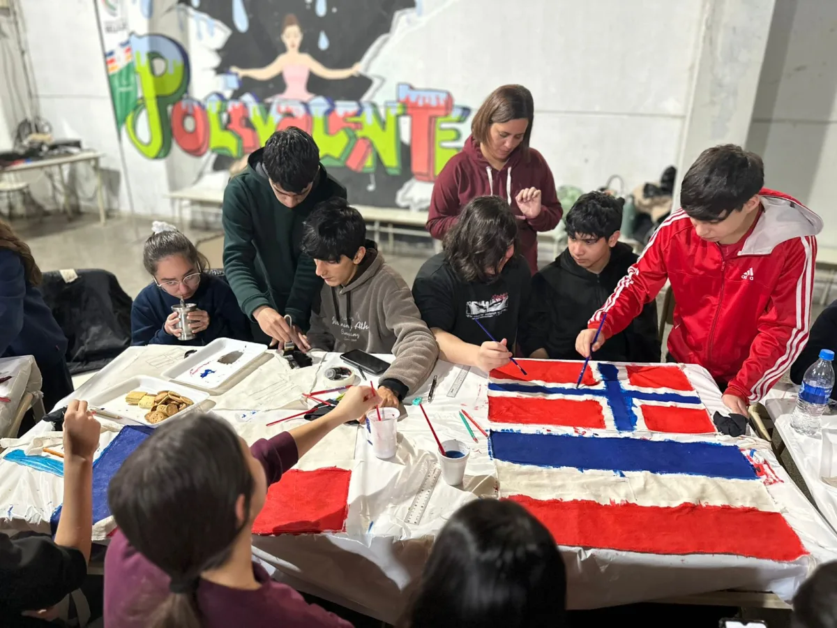 Estudiantes de Bell Ville pintaron banderas para el Mundial 2026