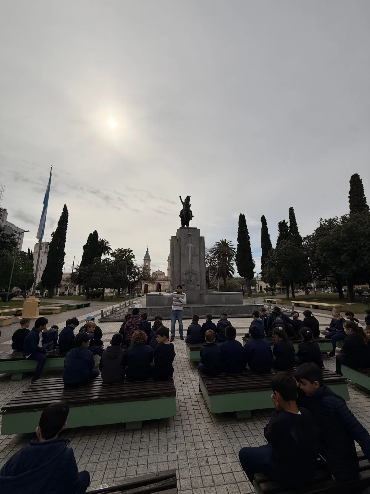 Estudiantes de Justiniano Posse visitaron Bell Ville y conocieron su historia