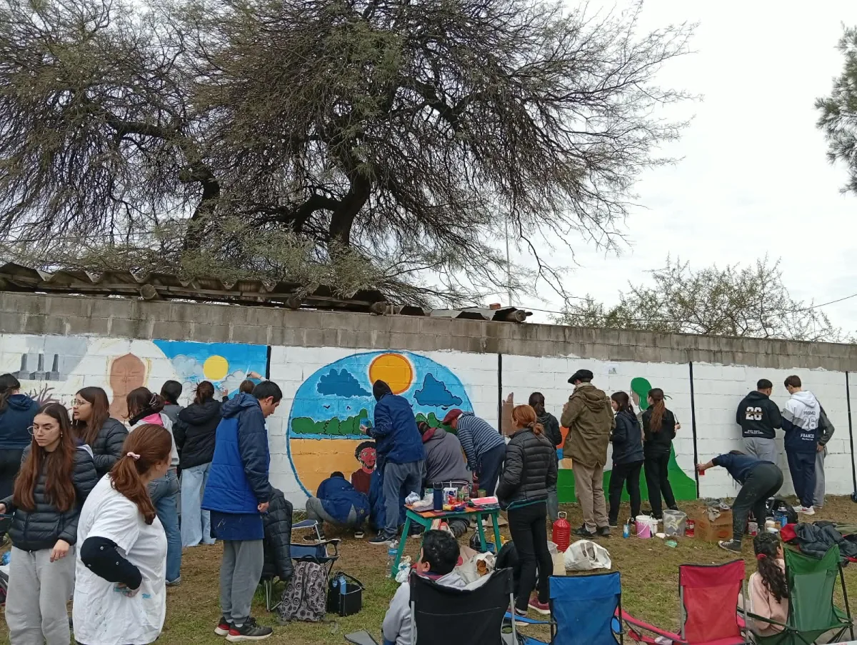 Estudiantes de Montessori crean murales en competencia artística