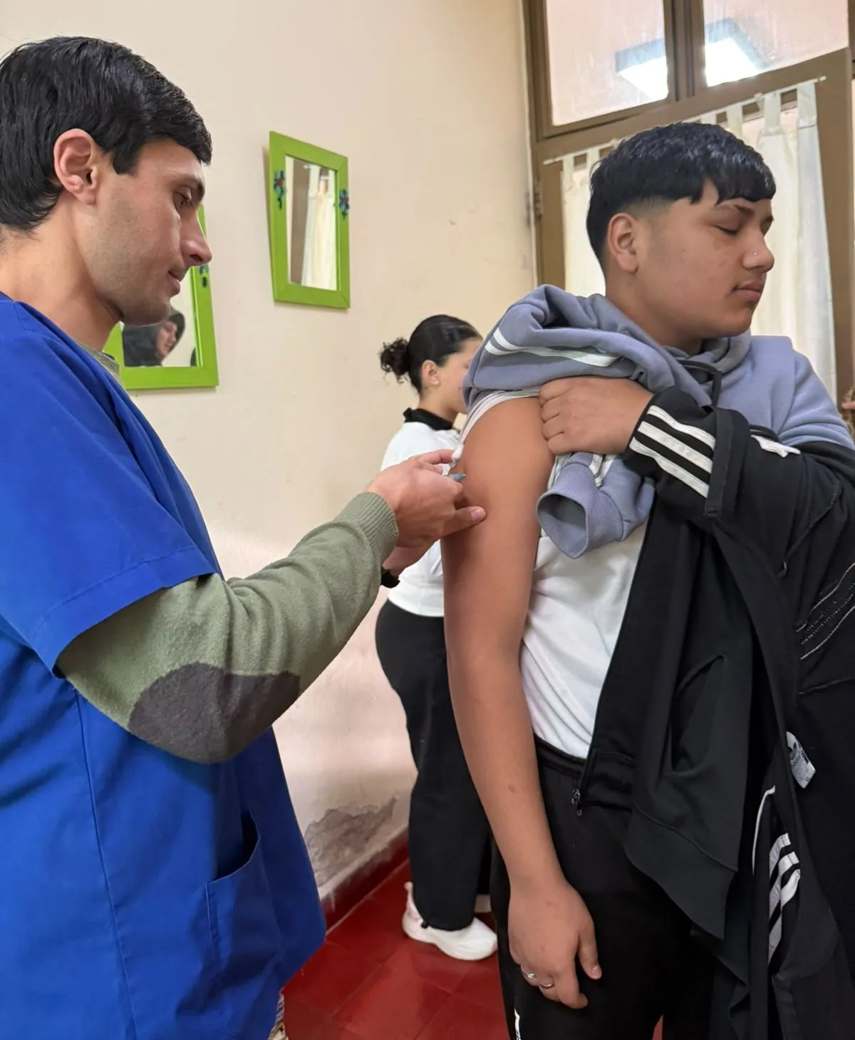 Estudiantes secundarios reciben vacuna contra fiebre hemorrágica
