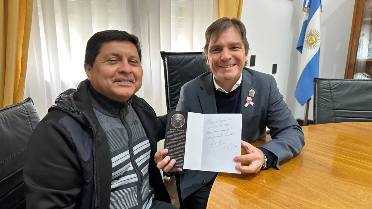 Marcelo Sanabria presenta su libro al intendente en Bell Ville
