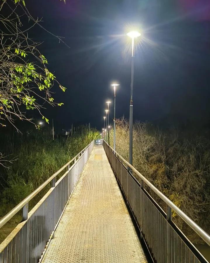 Mejoras en la pasarela de barrio Portal del Río con nuevas luces