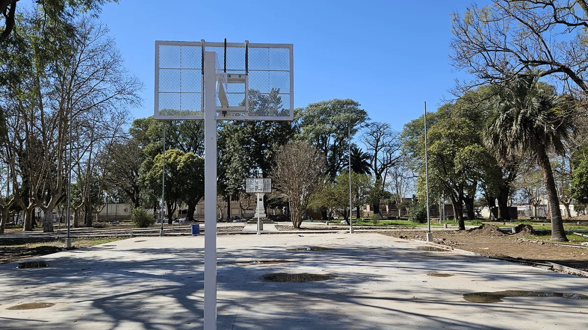 Nuevos juegos y equipamiento en la plaza Rubén Márquez