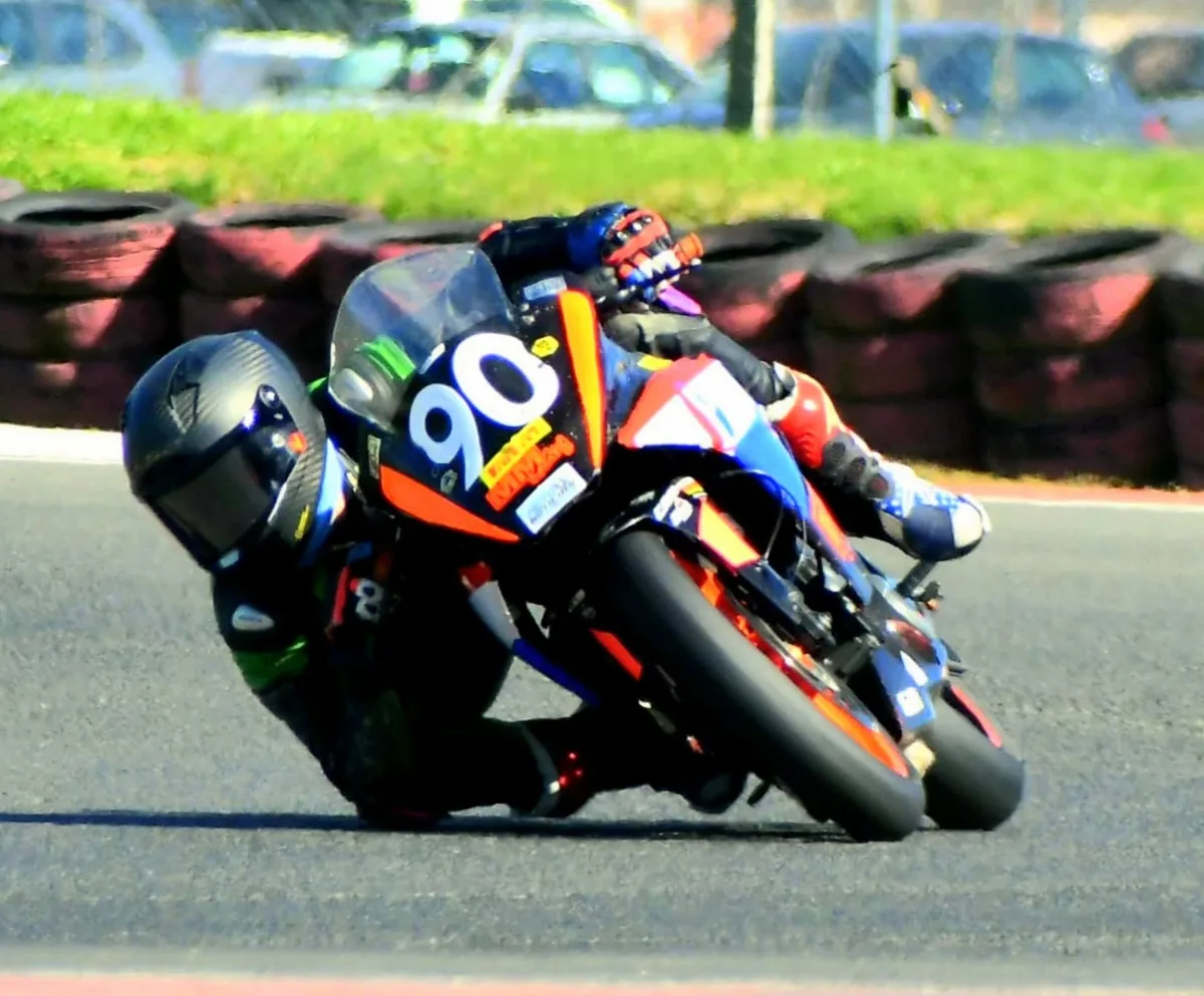 Pilotos bellvillenses avanzan en competiciones nacionales e internacionales