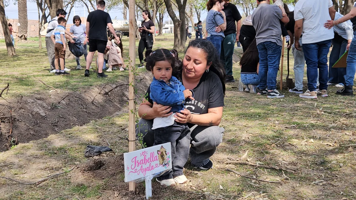 Plantaron 140 árboles en Bell Ville para niños nacidos en 2025