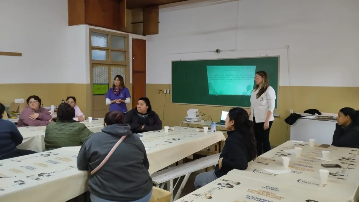 Taller sobre crianza en la escuela Hilario Ascasubi