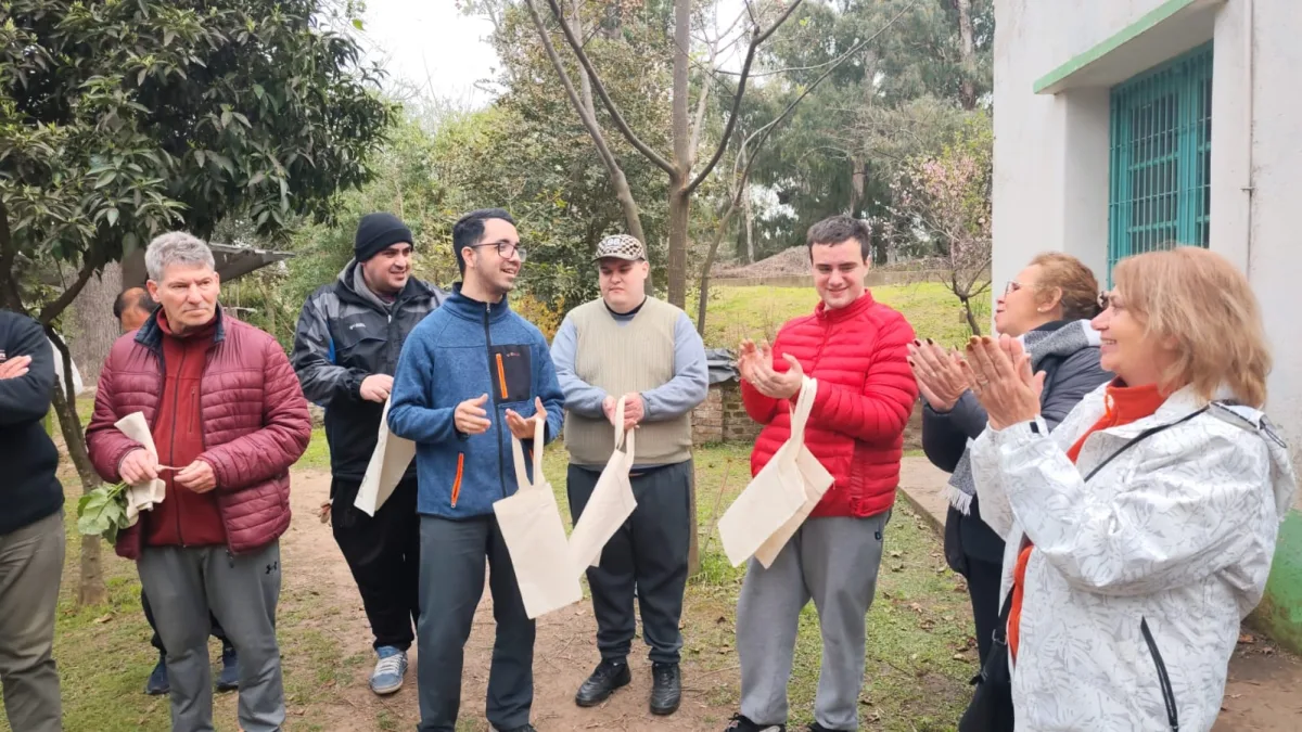 Talleres comunitarios producen bolsas de tela para espacios locales