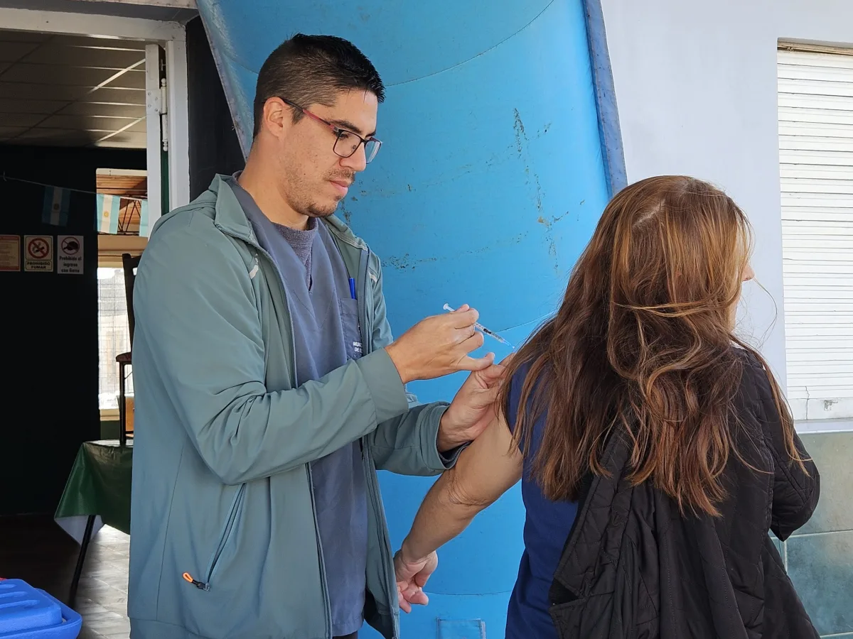 Vacunación contra fiebre hemorrágica en barrios locales