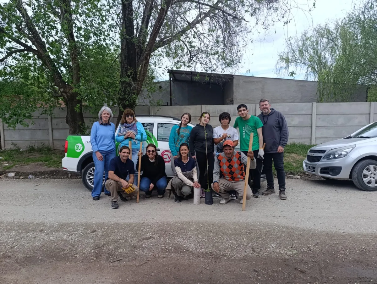 Vecinos de Villa Carlitos se unieron para plantar árboles